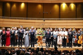 Le secrétaire général du Parti To Lam et son épouse assistent à un concert à l'Université nationale de Singapour. Photo : VNA