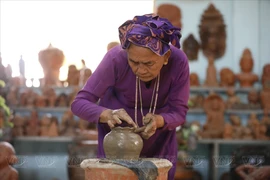 Le processus de production de poterie à Bàu Truc est un art transmis de génération en génération. Le pétrissage de l'argile, le façonnage, la décoration et la cuisson de la poterie sont tous réalisés avec minutie et élaboration par des artisans. Photo: VNA