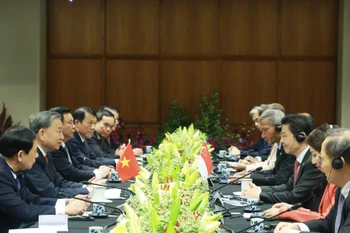 Entretien entre le secrétaire général du PCV Tô Lâm et le Premier ministre singapourien, Lawrence Wong. Photo: VNA