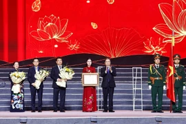 Le président de l'Assemblée nationale, Tran Thanh Man, remet l'Ordre du Travail de première classe au Comité du Parti, aux autorités et au peuple de Quang Ngai. Photo: VNA