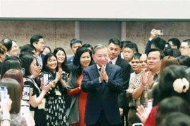 Le secrétaire général To Lam avec des représentants de la communauté vietnamienne de Singapour. Photo : VNA