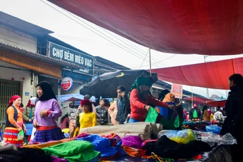 Marché dominical de Meo Vac, une destination attrayante pour les touristes