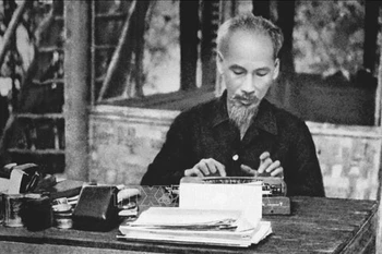 Le Président Ho Chi Minh dans la zone de résistance du Viet Bac pendant la guerre de résistance contre les troupes françaises. Photo d'archives de la VNA