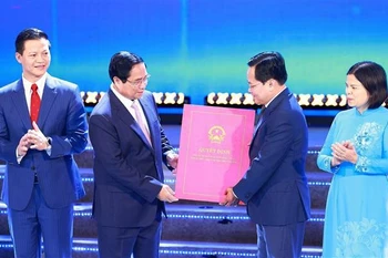 Le Premier ministre Pham Minh Chinh a remis la décision approuvant la Planification de la province de Bac Ninh pour la période 2021-2023, avec une vision jusqu'en 2050. Photo : VNA