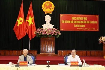 Le secrétaire général du Parti travaille avec les autorités de la province de Hoa Binh