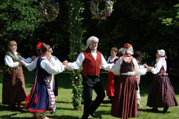 Échange d'amitié pour saluer La Midsommar à Hanoï