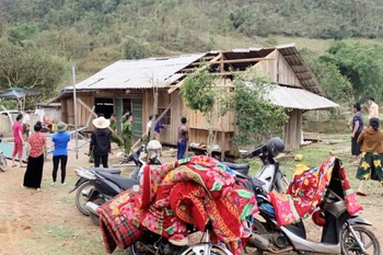 Efforts de construire des maisons solides pour des ménages pauvres à Son La