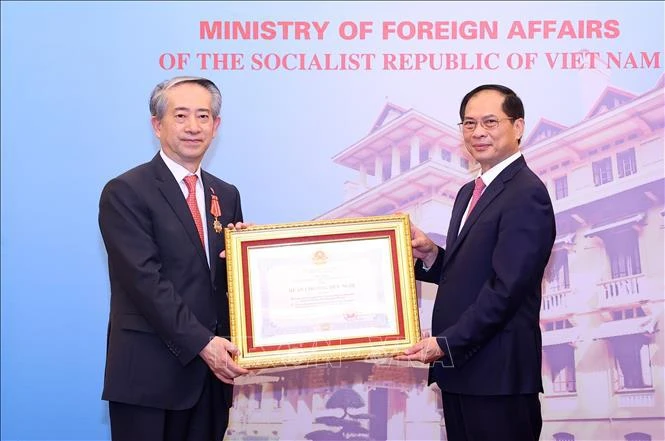 Le vice-Premier ministre et ministre des Affaires étrangères Bui Thanh Son (droite) remet l’Ordre d’amitié à l’ambassadeur chinois sortant Xiong Bo. Photo: VNA