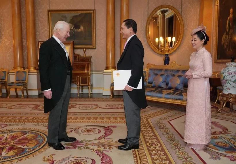 L'ambassadeur du Vietnam au Royaume-Uni, Dô Minh Hùng, présente ses lettres de créance au roi Charles III. Photo : Maison royale du Royaume-Uni 