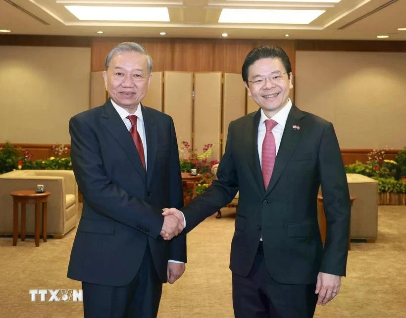 Le Premier ministre singapourien et secrétaire général du Parti d'action populaire de Singapour (PAP), Lawrence Wong (droite) et le secrétaire général du PCV Tô Lâm. Photo: VNA