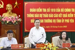 Le président de l’Assemblée nationale, Trân Thanh Mân (debout) lors de la séance de travail avec le Bureau permanent du Comité du Parti de la province de Phu Yên (Centre). Photo: VNA