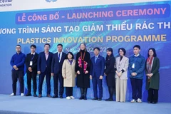 Cérémonie de lancement du Programme d'innovation plastique 2025 au Vietnam. Photo : kinhtemoitruong.vn