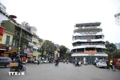 Le bâtiment du centre commercial sis au 7 rue Dinh Tiên Hoàng, devant la place Dông Kinh Nghia Thuc. Photo : VNA