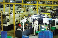 Ouvriers travaillant dans une usine de la zone industrielle de Tân Quang, dans la province de Hung Yên. Photo : VNA