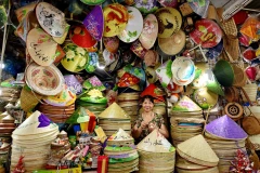 Plusieurs spécialités célèbres de Huê se vendent au marché de Dông Ba. Photo : VNP