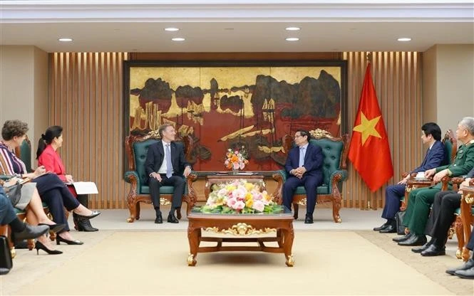 Lors de la rencontre entre le Premier ministre Pham Minh Chinh (droite) et Wouter Van Wersch, vice-président exécutif d'Airbus. Photo : VNA