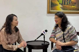 La professeure agrégée et docteure Dinna Prapto Raharja (droite), conseillère politique principale à Synergy Policies, lors de l'interview. Photo : VNA