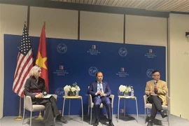 L'ambassadeur du Vietnam aux États-Unis Nguyên Quôc Dung s'entretient avec des érudits et des étudiants américains lors de l'événement. Photo: VNA