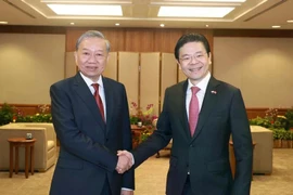 Le Premier ministre singapourien et secrétaire général du Parti d'action populaire de Singapour (PAP), Lawrence Wong (droite) et le secrétaire général du PCV Tô Lâm. Photo: VNA