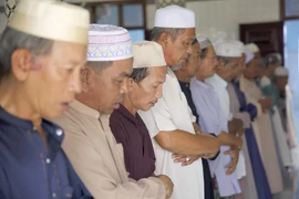 Pendant le mois de Ramadan, les musulmans Cham doivent prier cinq fois par jour à différents moments de la journée. Photo : Cong Mao - VNA