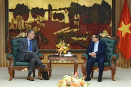 Le Premier ministre Pham Minh Chinh (gauche) et l'ambassadeur de France au Vietnam, Olivier Brochet. Photo: VNA