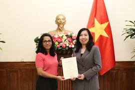 La vice-ministre des AE Lê Thi Thu Hang (droite), a remis la licence à Anantha Lakshmi, représentante en chef du bureau permanent du Financial Times au Vietnam. Photo: VNA