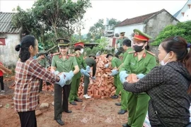 Les policiers de Bac Giang soutiennent la démolition des logements temporaires et délabrés destinés aux ménages pauvres et quasi-pauvres de la province. (Photo : VNA)