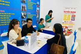 La demande de professionnels en technologie, en intelligence artificielle et en compétences numériques ne se limite plus au secteur informatique, mais s'étend au commerce de détail, à la finance et à la fabrication (Photo : laodong.vn)