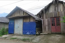 Maisons insalubres dans le district de Van Ban, province de Lao Cai. (Photo : VNA)