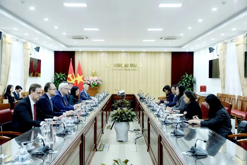 La vice-ministre des AE Lê Thi Thu Hang reçoit le vice-gouverneur de l’oblast de Kalouga, une division administrative de la Russie, V.V. Potemkine. Photo: VNA