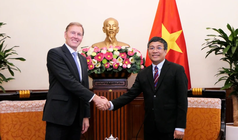 Le vice-ministre permanent des Affaires étrangères, Nguyên Minh Vu (droite) et le vice-président exécutif d'Airbus Group International, Wouter Van Wersch.