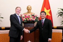 Le vice-ministre permanent des Affaires étrangères, Nguyên Minh Vu (droite) et le vice-président exécutif d'Airbus Group International, Wouter Van Wersch.