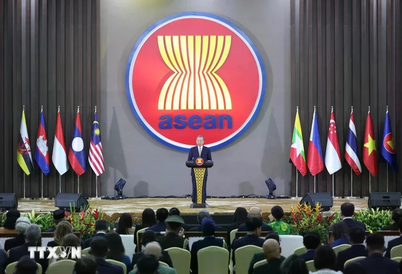 Le secrétaire général du Parti communiste du Vietnam (PCV), Tô Lâm, prononce un discours lors de la cérémonie marquant le 30e anniversaire de l'adhésion du Vietnam à l'ASEAN. Photo : VNA