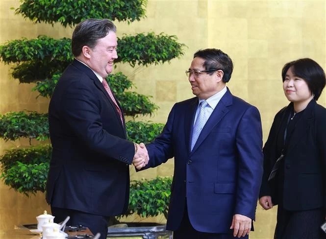 Le Premier ministre Pham Minh Chinh serre la main de l’ambassadeur des États-Unis au Vietnam, Marc Evans Knapper (à gauche). Photo: VNA