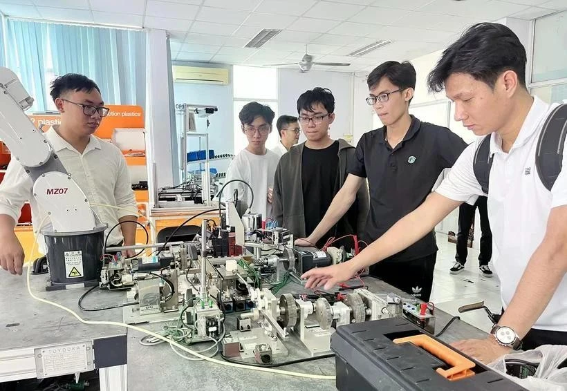 Des étudiants s'initient à la recherche au centre de formation du parc de haute technologie de Hô Chi Minh-Ville. Photo: VNA