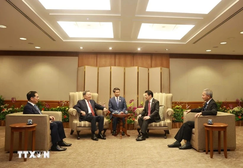 Le secrétaire général du Parti communiste du Vietnam, Tô Lâm, et le Premier ministre de la République de Singapour, le secrétaire général du Parti d'action populaire de Singapour (PAP), Lawrence Wong. Photo: VNA