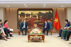 Lors de la rencontre entre le Premier ministre Pham Minh Chinh (droite) et Wouter Van Wersch, vice-président exécutif d'Airbus. Photo : VNA