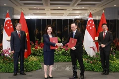 Le secrétaire général To Lam et le Premier ministre singapourien Lawrence Wong assistent à la cérémonie de lettre d'intention entre la Commission nationale des valeurs mobilières du Vietnam (SSC) et l'Autorité monétaire de Singapour (MAS). Photo : VNA