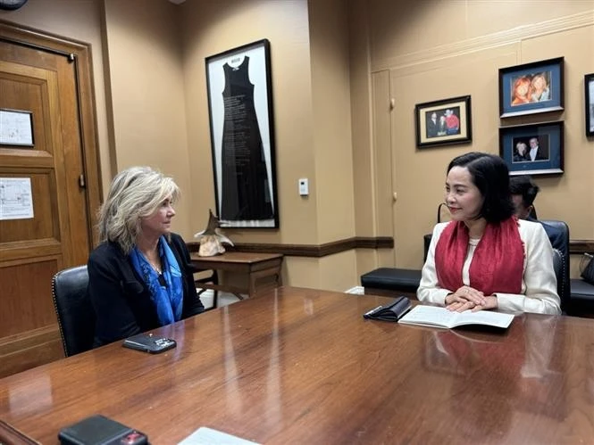 La vice-présidente de l'Assemblée nationale (AN), Nguyen Thi Thanh (droite), et la sénatrice Marsha Blackburn. Photo : VNA