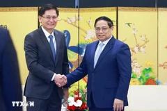 Le Premier ministre Pham Minh Chinh (droite) et le président de la région autonome Zhuang du Guangxi. Photo: VNA