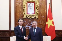 Le secrétaire général du Parti communiste du Vietnam (PCV) et président de la République, To Lam (droite), et l’ambassadeur de Chine au Vietnam, He Wei. Photo: VNA