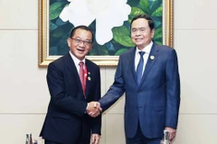 Le président de l'Assemblée nationale du Vietnam, Tran Thanh Man (droite), et le président du Parlement de Singapour, Seah Kian Peng. Photo: VNA