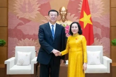 La vice-présidente de l'Assemblée nationale (AN), Nguyên Thi Thanh, et le secrétaire adjoint du Comité du Parti communiste chinois (PCC) de la région autonome ouïgoure du Xinjiang, Zhang Zhu, également secrétaire du Comité du PCC de la ville d'Urumqi. Photo: quochoi.vn