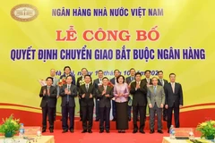 Le vice-Premier ministre Hô Duc Phoc (centre, 1er rang), la gouverneure de la Banque d’État du Vietnam, Nguyên Thi Hông et les responsables de CB, OceanBank, Vietcombank et MB. Photo : VNA