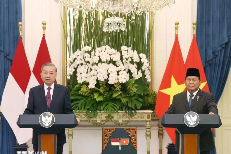 Le secrétaire général du PCV, To Lam, et le président indonésien, Prabowo Subianto, s'adressent à la presse. Photo : VNA