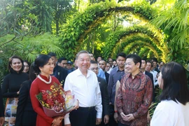 Le secrétaire général du Parti, Tô Lâm, et son épouse, et et le Premier ministre singapourien Lawrence Wong visitent le jardin botanique de Singapour (Singapore Botanic Gardens). Photo: VNA