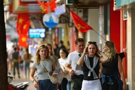 Des touristes étrangers au Vietnam. Photo: VNA