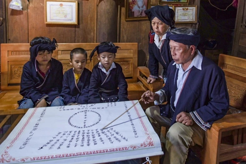 L’homme qui préserve et enseigne l'ancienne écriture Nom - Dao à Hoa Binh