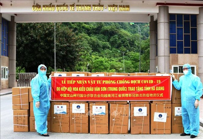 Ha Giang reçoit des dons médicaux de la province chinois de Yunnan