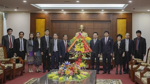 Une délégation laotienne adresse ses vœux de Nouvel An lunaire à Hoa Binh